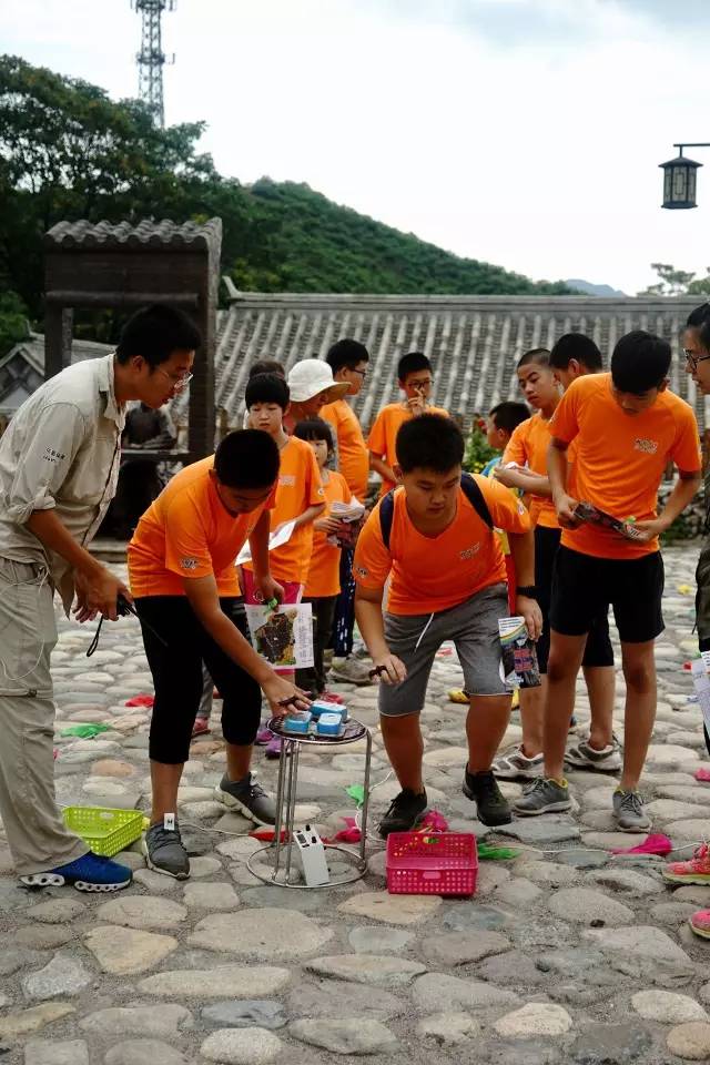 面对来势汹汹的秋老虎很多孩子选择在开学前来这里避暑